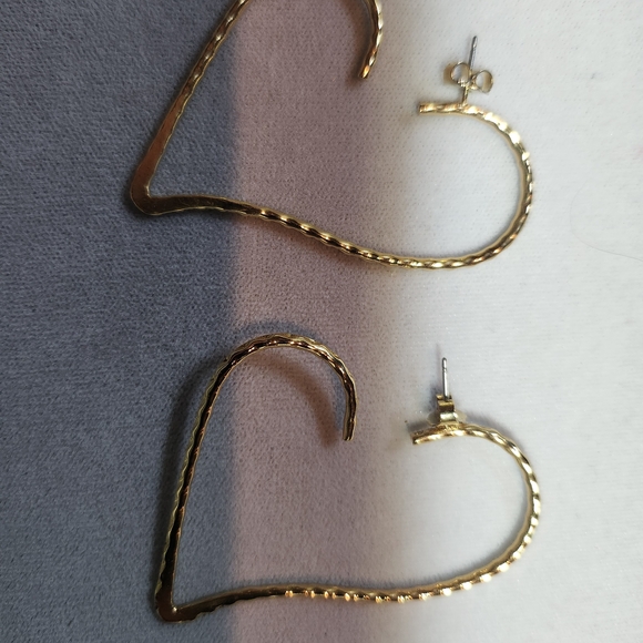 Elegant Gold Heart Hoop Earrings - Picture 3 of 4